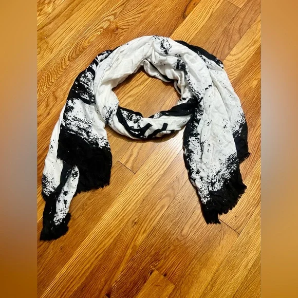 Calvin Klein scarf - Picture 2 of 3